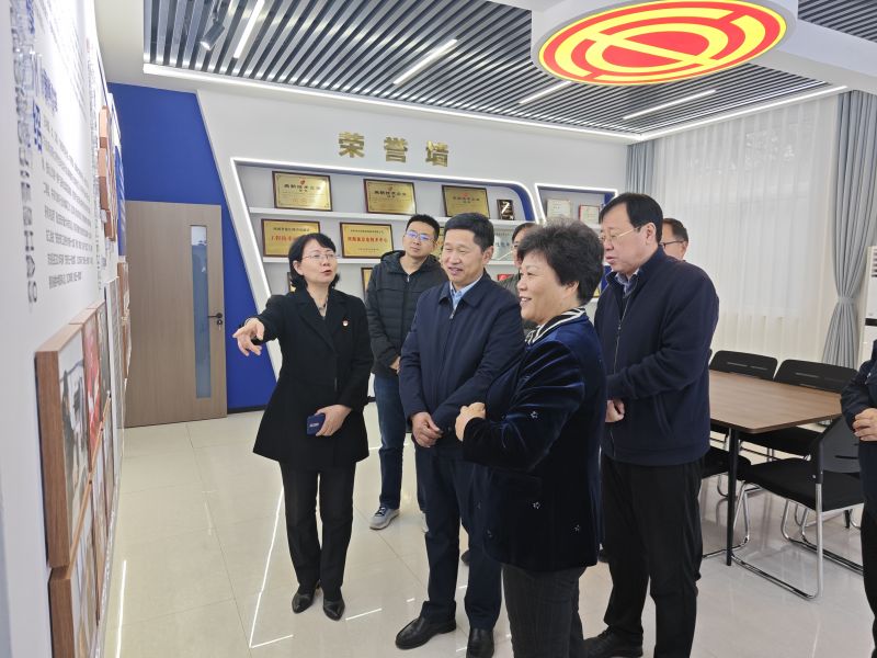小骚货被操到喷水在线观看2025年05月09日上午 安阳市人大常委会副主任、市总工会党组书记、主席夏军一行莅临华阳电磁铁参观调研；对公司2023年全国五一劳动奖章获得者汪利娜慰问，并听取劳模工作室相关情况汇报